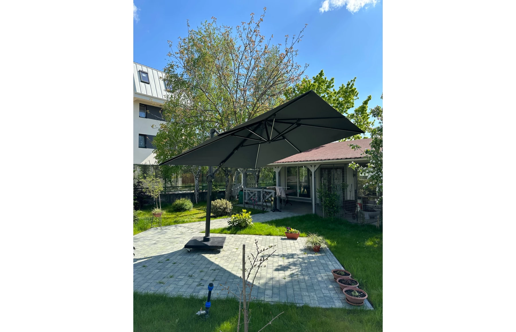Umbrela de soare 3x3m pentru terasa si gradina, aluminiu, pliabila, culoare gri antracit, include suport granit